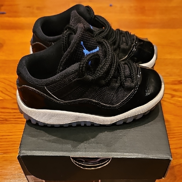 Jordan Kids Sneakers in Black and Blue - Picture 7 of 8